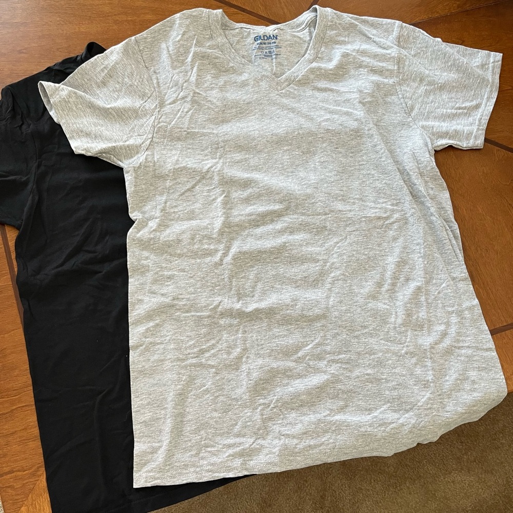 Gildan V-Neck T-Shirts Black and Gray Men’s Size Medium (38-40) Never Wo…